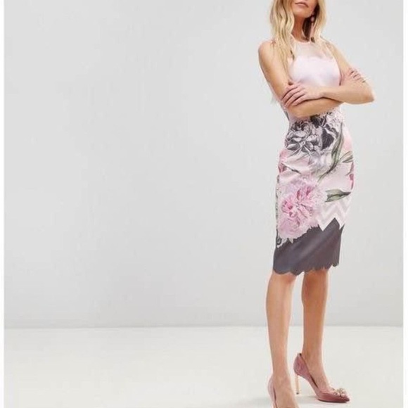 ARIONAH PALACE GARDENS SCALLOP DETAIL MIDI DRESS - Picture 9 of 12